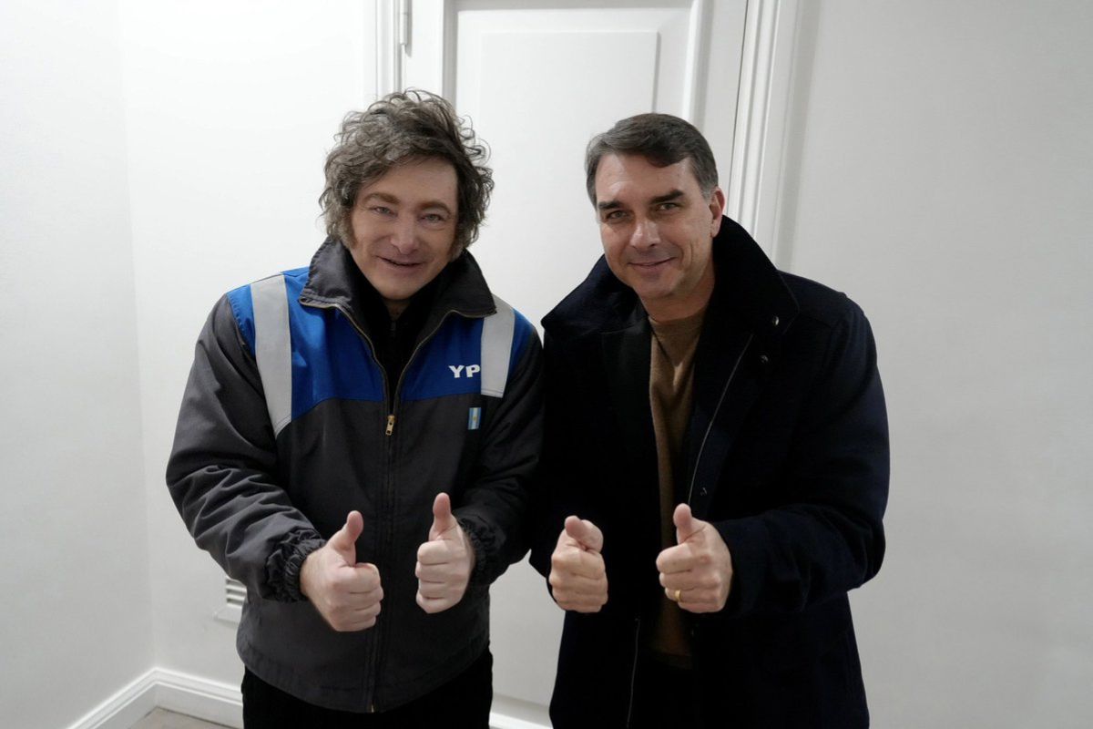 Presidente da Argentina, Javier Milei, faz aceno a Flávio Bolsonaro: “Onda azul está chegando ao Brasil”