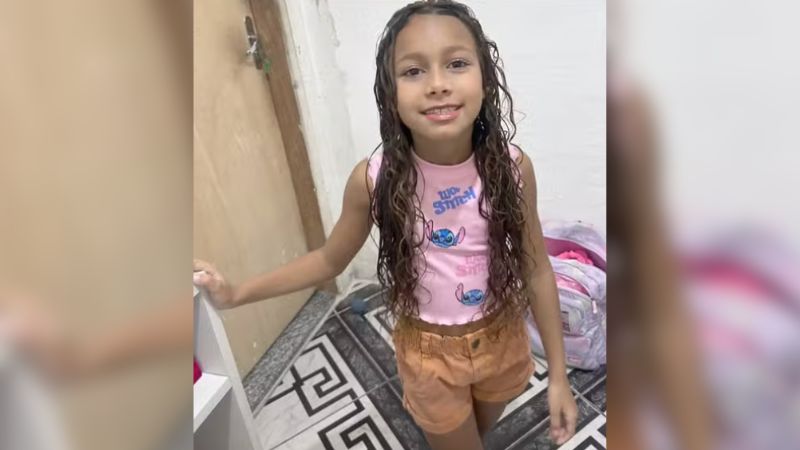 Menina de 7 anos morre após ser baleada na cabeça durante invasão à própria casa; suspeitos diziam ser do BOPE