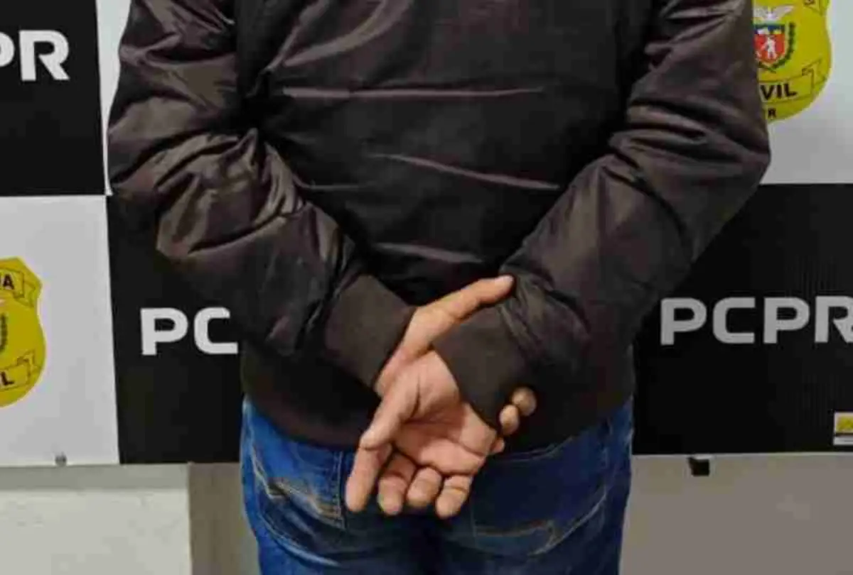 Vereador aparece com tornozeleira eletrônica em sessão após ser preso por suspeita de agressão