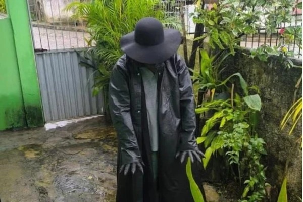 Fantasiado de monstro de filme de terror, homem é detido após assustar moradores durante madrugadas