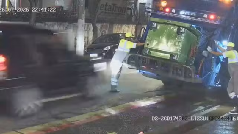 Garis paralisam coleta após morte de coletor atropelado por motorista bêbado 