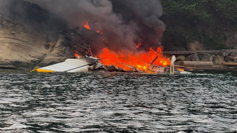 Avião faz pouso forçado no mar, pega fogo e deixa uma pessoa em estado crítico