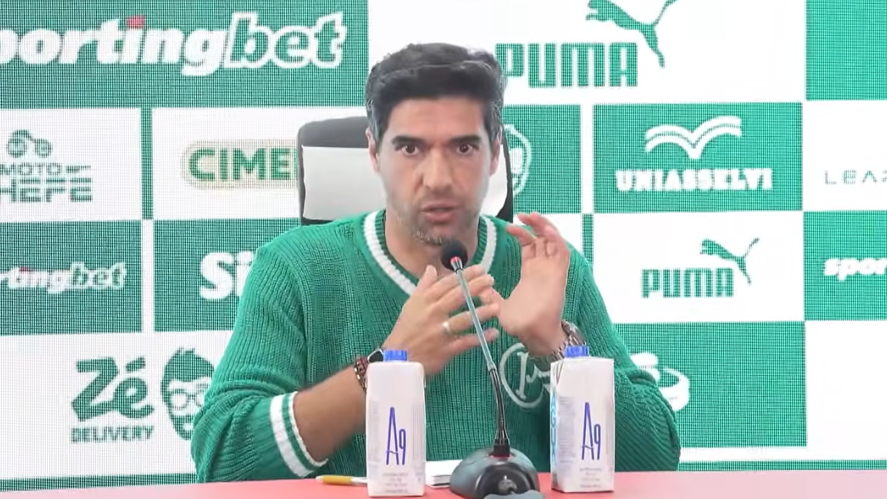 Treinador do Palmeiras bate boca com jornalista após polêmicas de arbitragem contra o Vitória: "seguiu as regras"