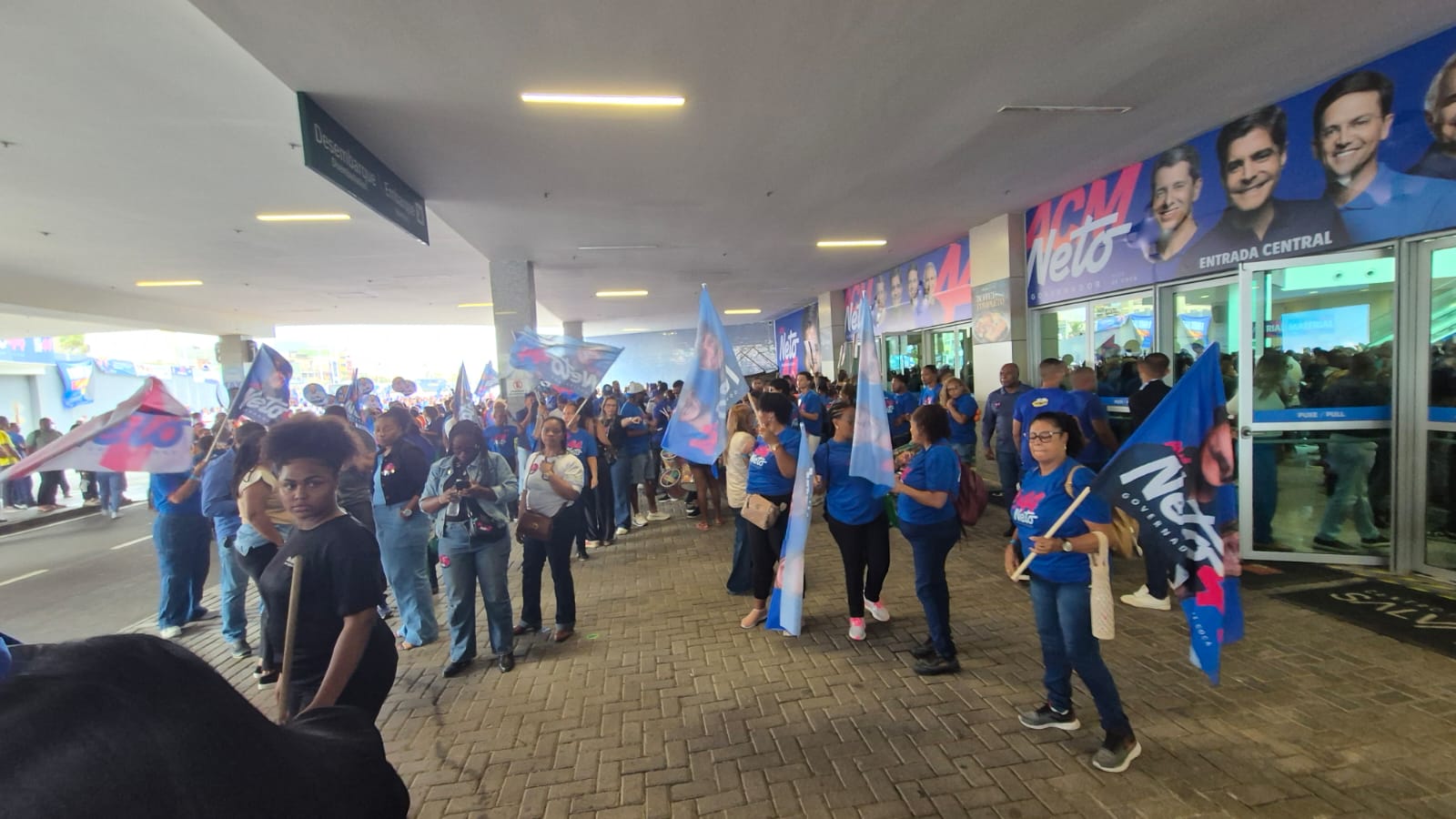 Apoiadores de ACM Neto chegam ao Centro de Convenções para Plenária que oficializará a candidatura 