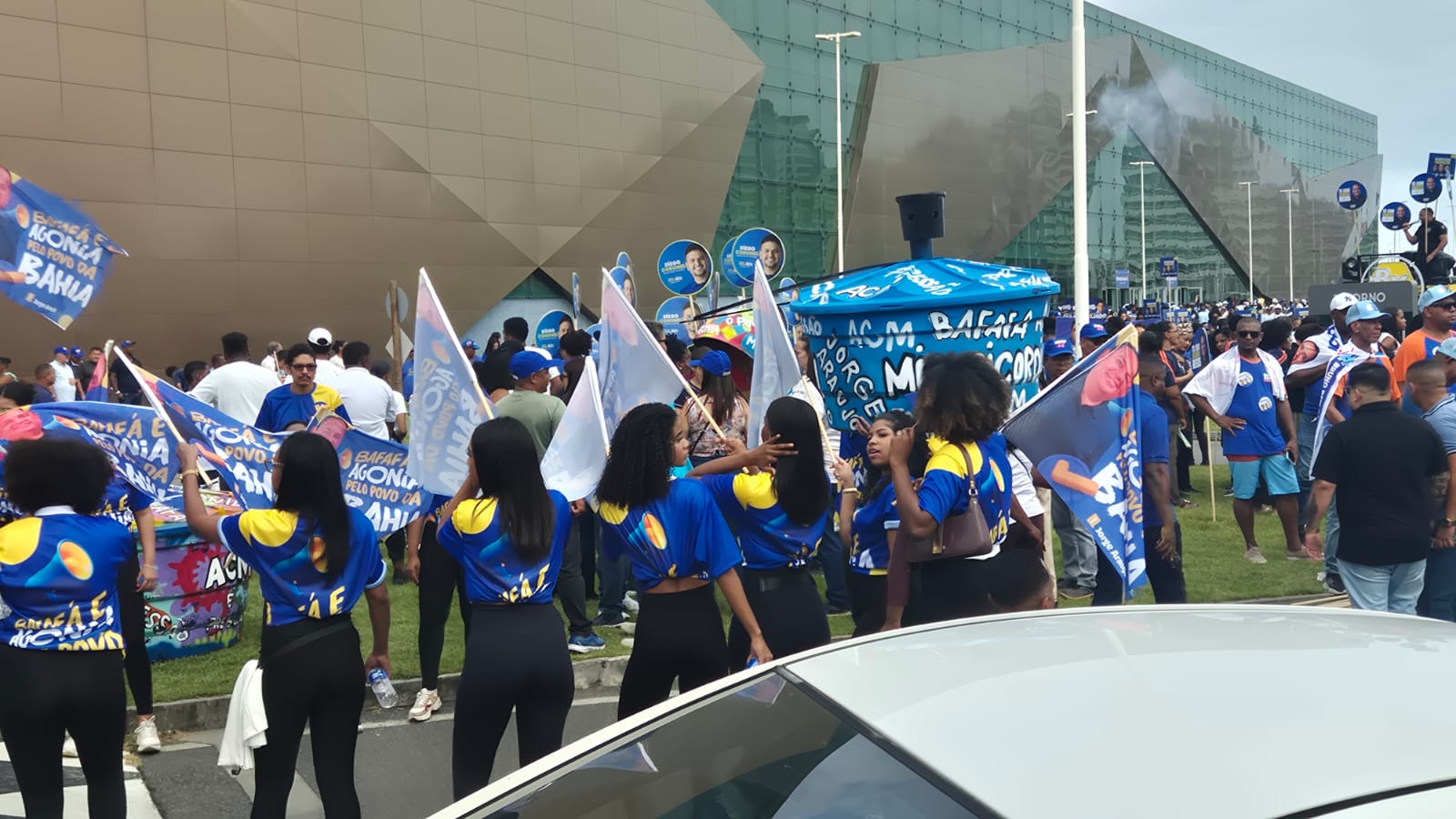 Apoiadores de ACM Neto chegam ao Centro de Convenções para Plenária que oficializará a candidatura 