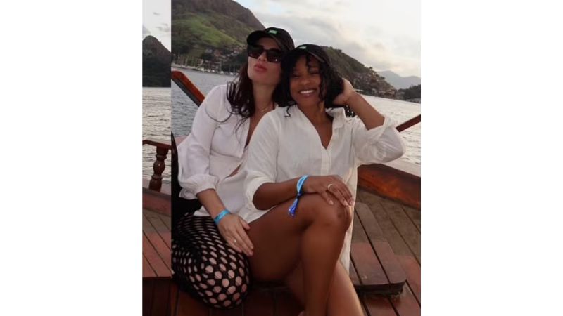 Flagras na praia, passeio de barco com alianças iguais e vídeo com beijo marcam as aparições recentes da ginasta com Gisele
