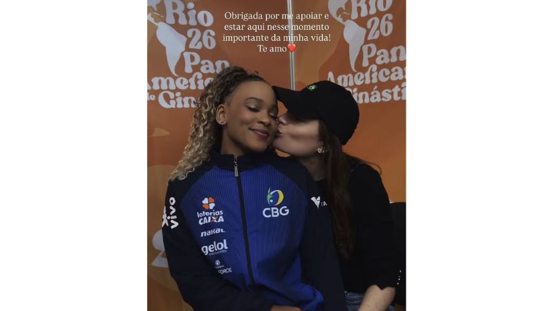 Flagras na praia, passeio de barco com alianças iguais e vídeo com beijo marcam as aparições recentes da ginasta com Gisele