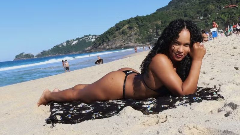 Flagras na praia, passeio de barco com alianças iguais e vídeo com beijo marcam as aparições recentes da ginasta com Gisele