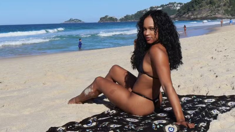 Flagras na praia, passeio de barco com alianças iguais e vídeo com beijo marcam as aparições recentes da ginasta com Gisele