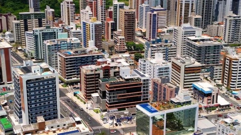 Cobertura em prédio de luxo na orla de pode ser demolida por excesso de altura; multa pode passar de R$ 20 milhões