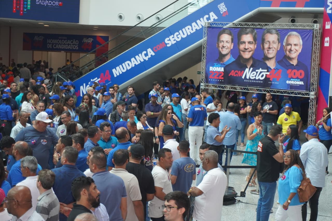 Apoiadores de ACM Neto lotam o Centro de Convenções de Salvador