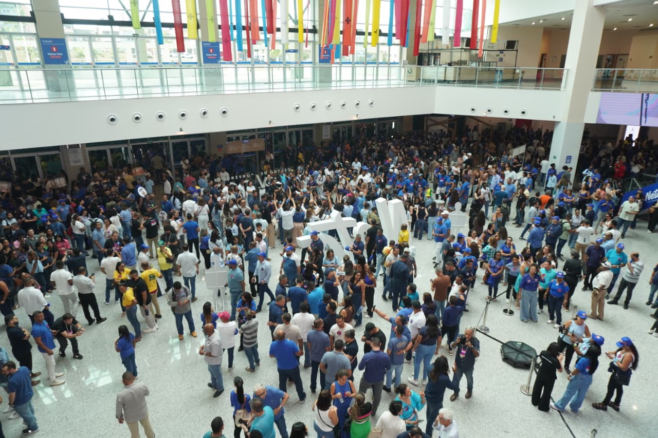 Apoiadores de ACM Neto lotam o Centro de Convenções de Salvador