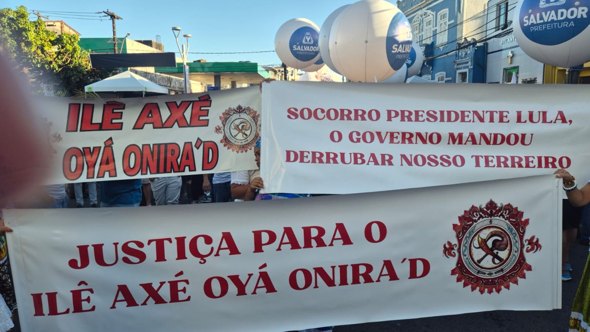 Cartazes de protesto do Terreiro Ilê Axé Oyá Onira’D / Henrique Brinco -BNEWS