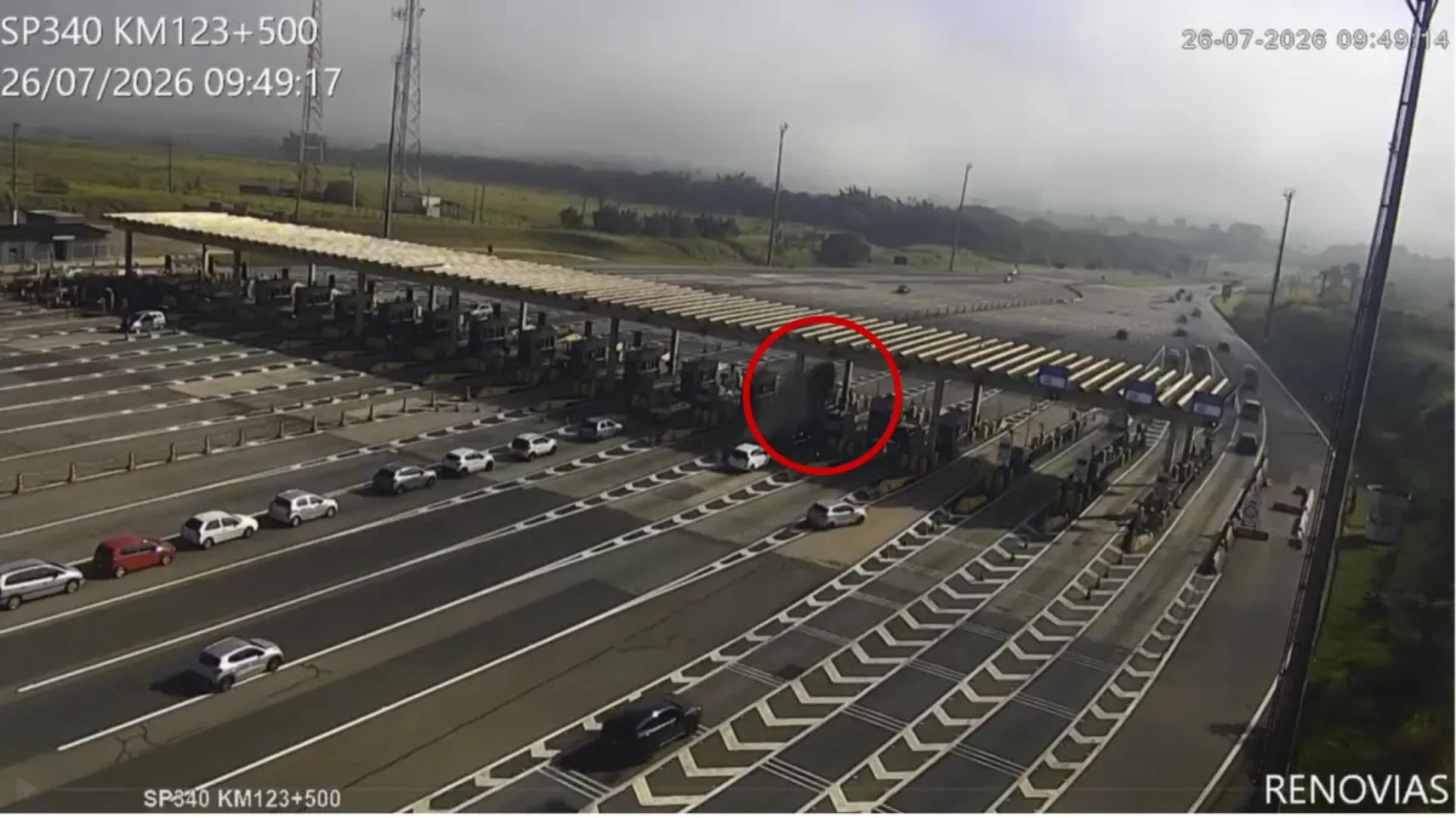 VÍDEO: Motorista morre após carro em alta velocidade ‘levantar voo’ e atingir teto de pedágio no interior do estado