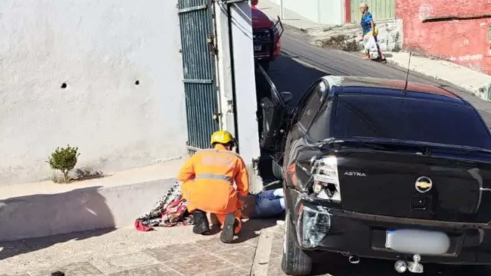Homem esquece de puxar freio de mão e termina arrastado pelo próprio carro