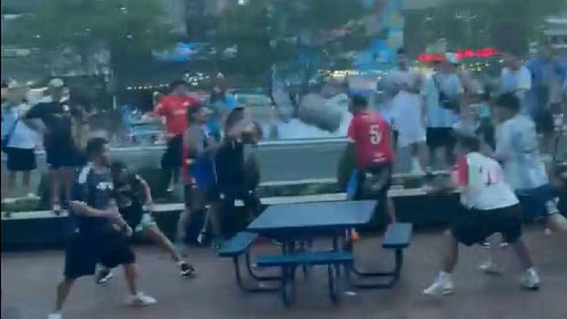 Antes de duelo pela semifinal da Copa do Mundo, torcidas rivais da Argentina protagonizam briga generalizada; veja