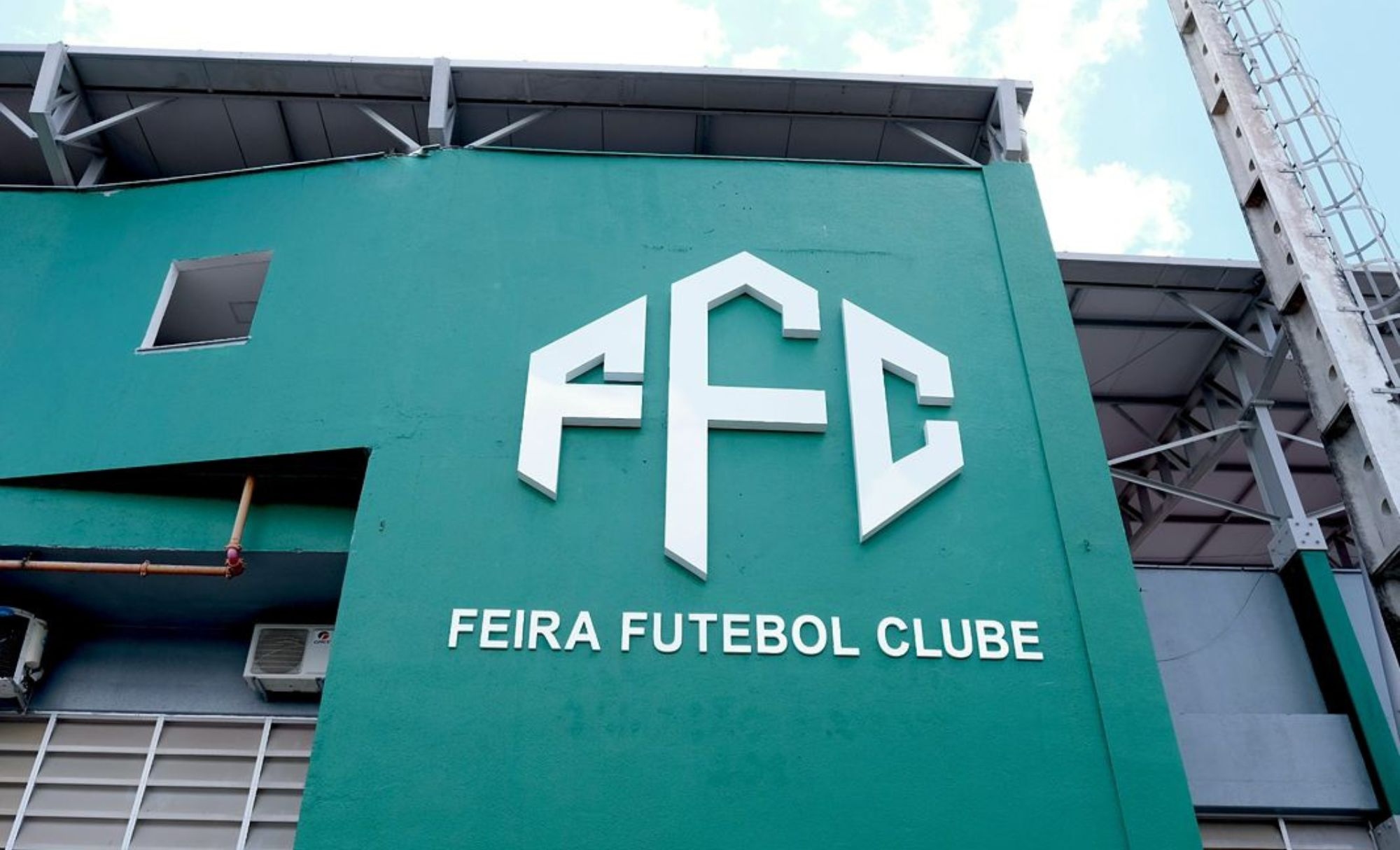 Feira FC entra com denúncia na FBF após agressões na semifinal: "Precisamos que haja responsabilização"