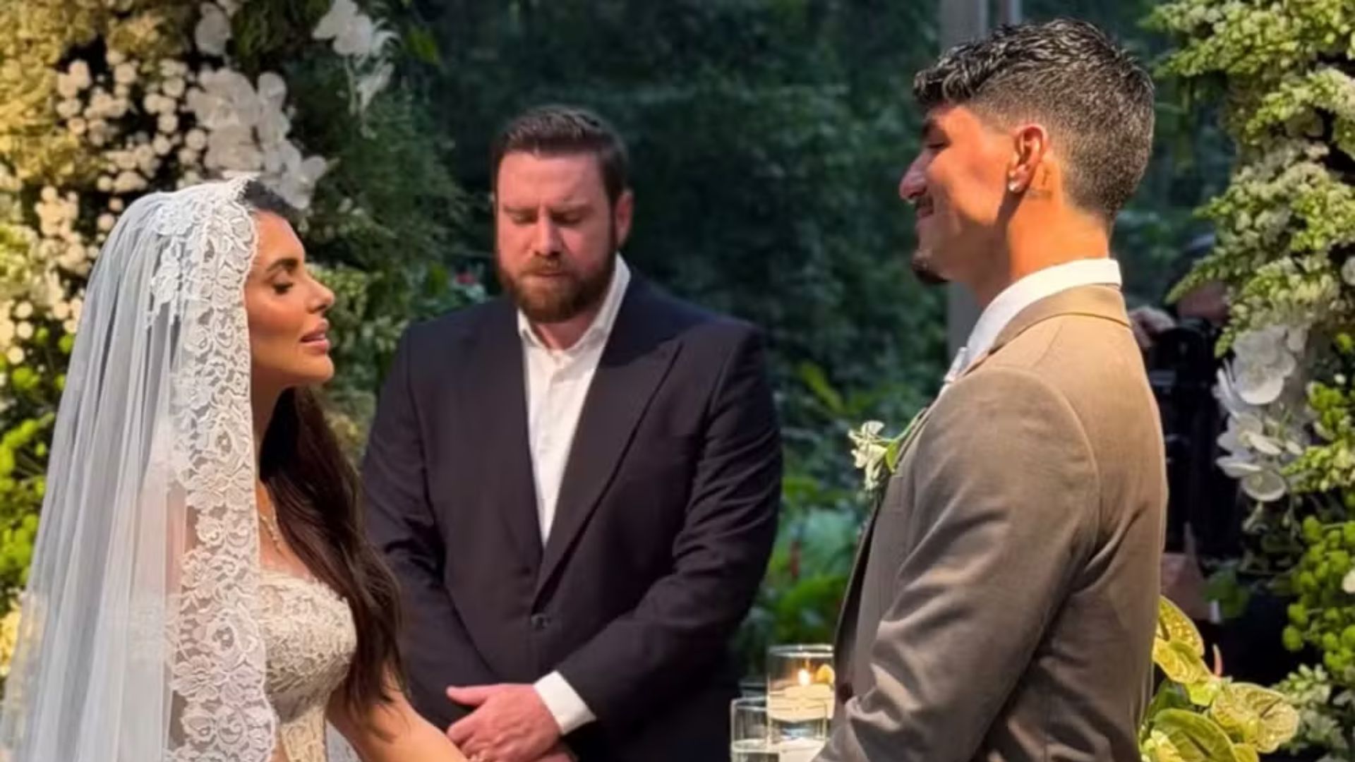 Neymar e Biancardi marcam presença em casamento intimista de Gabriel Medina e Isabella Arantes; veja fotos 