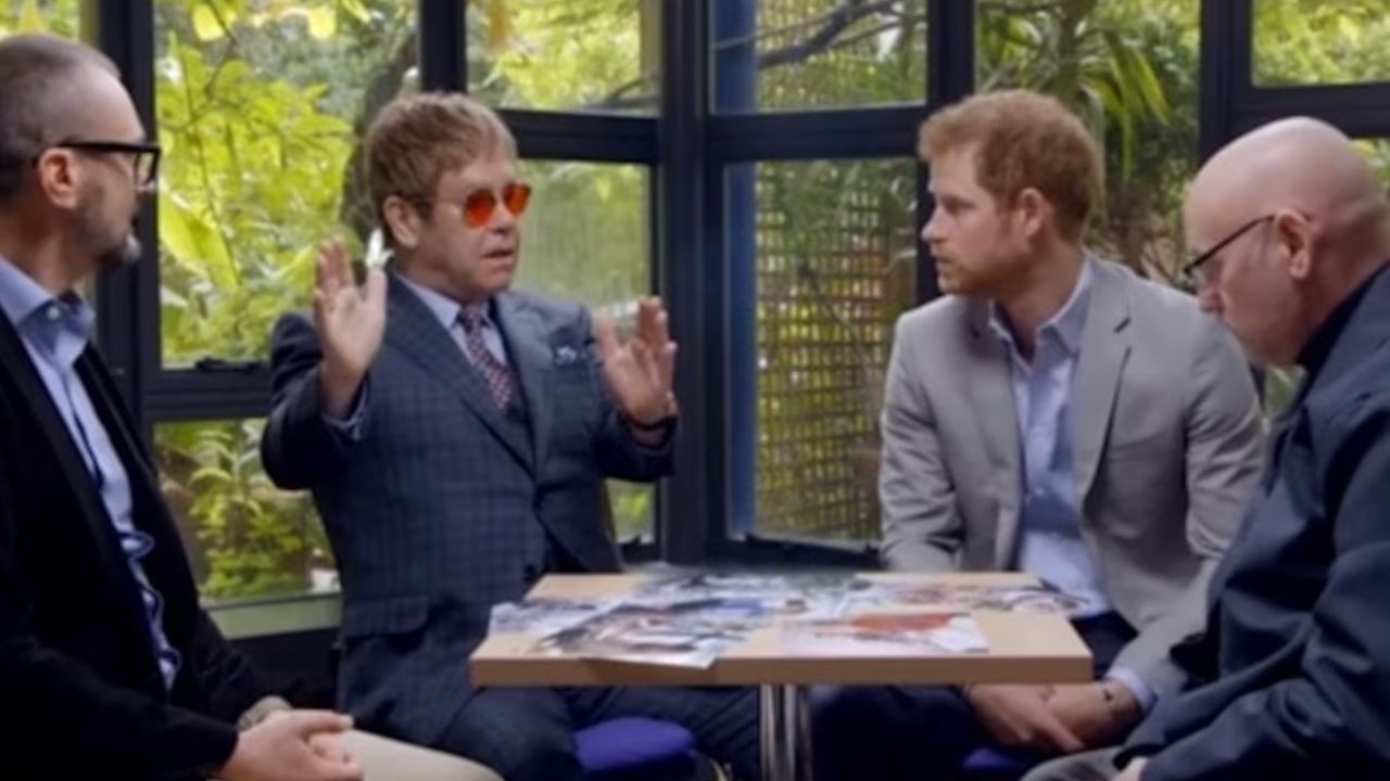 Foto: Elton John e Harry| Reprodução: ITV