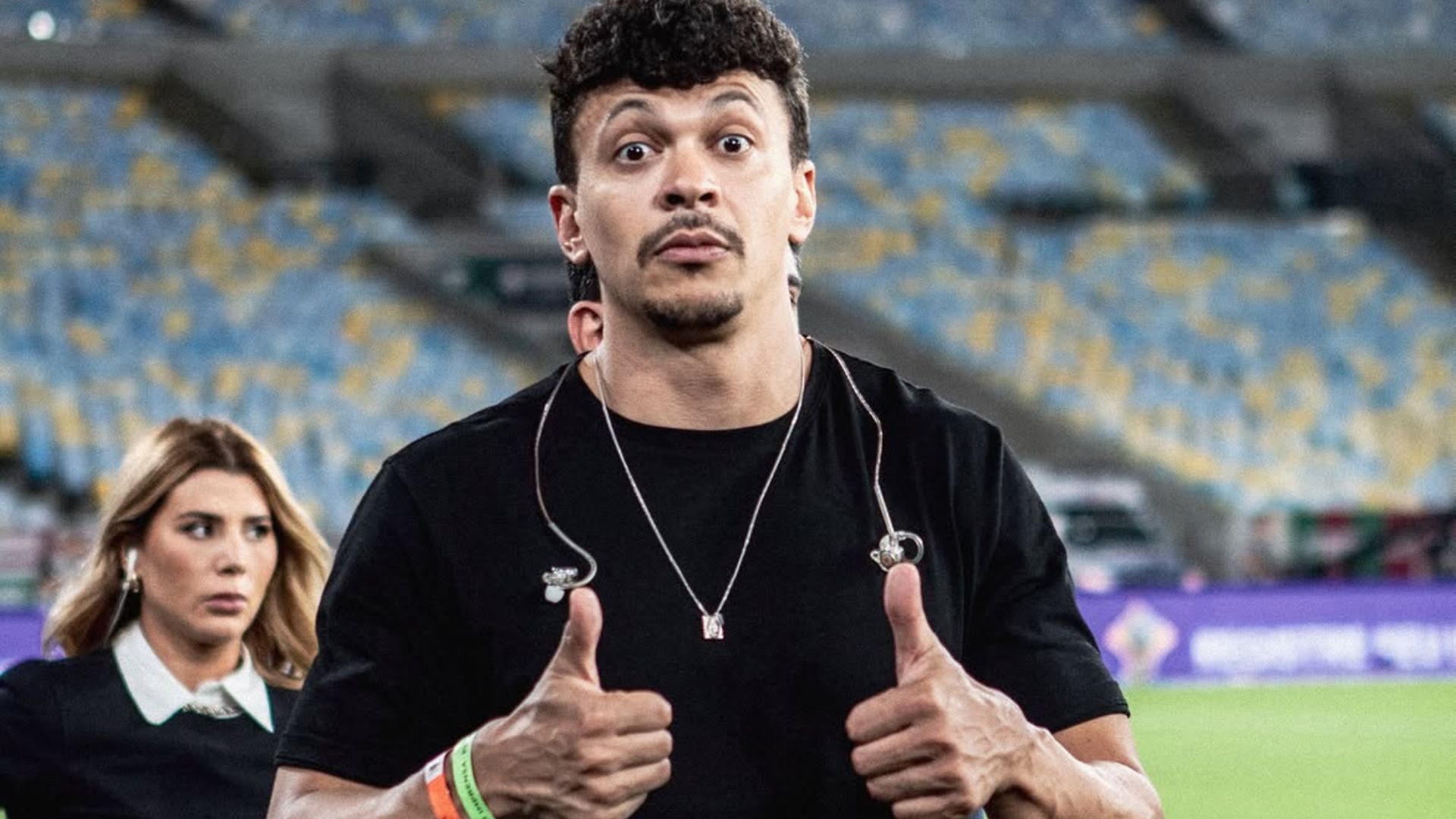 Após rumores de reconciliação com Tatá Estaniecki, Júlio Cocielo é flagrado em clima de romance com jogadora de vôlei 