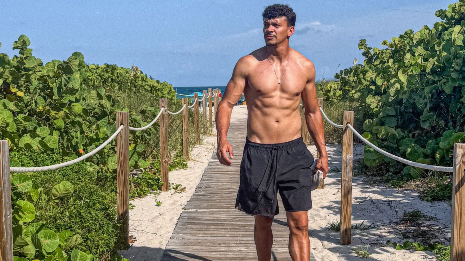 Após rumores de reconciliação com Tatá Estaniecki, Júlio Cocielo é flagrado em clima de romance com jogadora de vôlei 