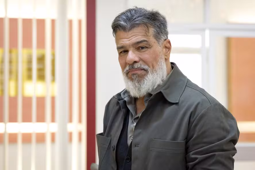 Afastado da Globo há vinte anos, o ator celebra retorno em duas novelas: 