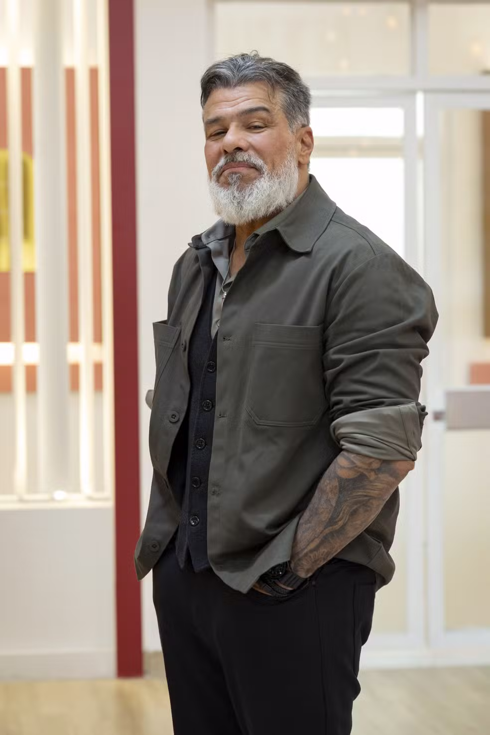 Afastado da Globo há vinte anos, o ator celebra retorno em duas novelas: 