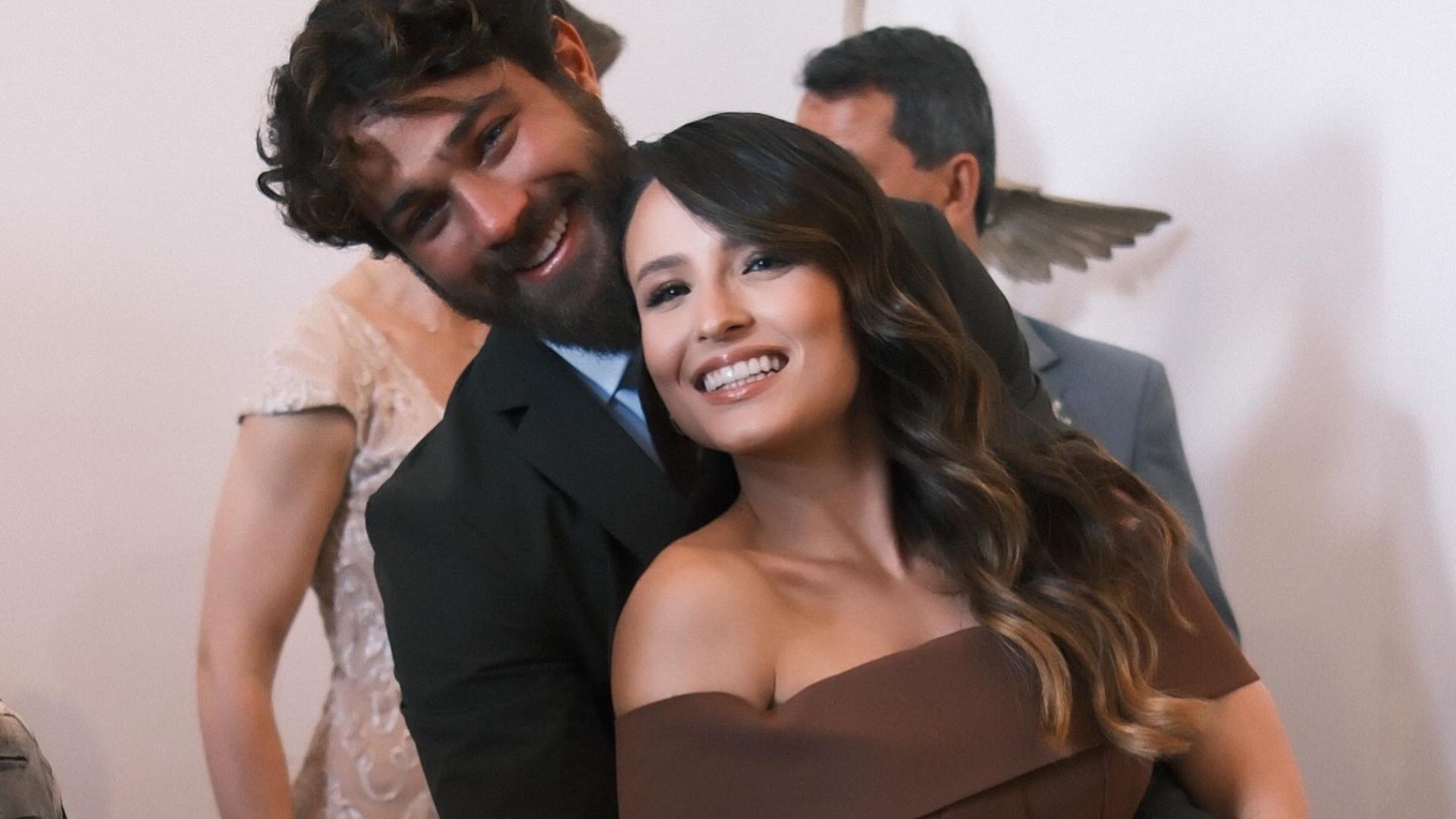 Marido de Larissa Manoela faz mudança radical no visual e atriz reage: "Vai embora"