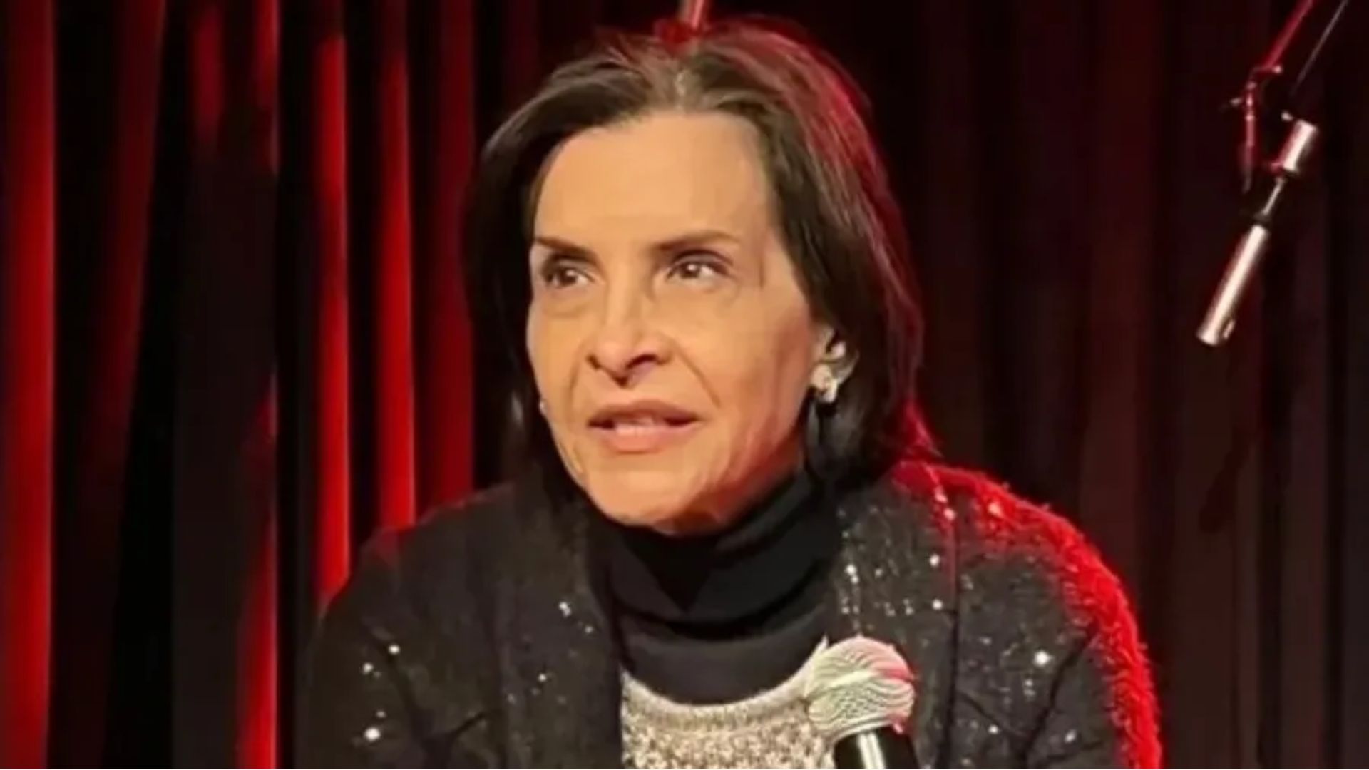 Cantora famosa reage após polêmica sobre maconha e dispara: "Fumo há 50 anos e não sou viciada" 