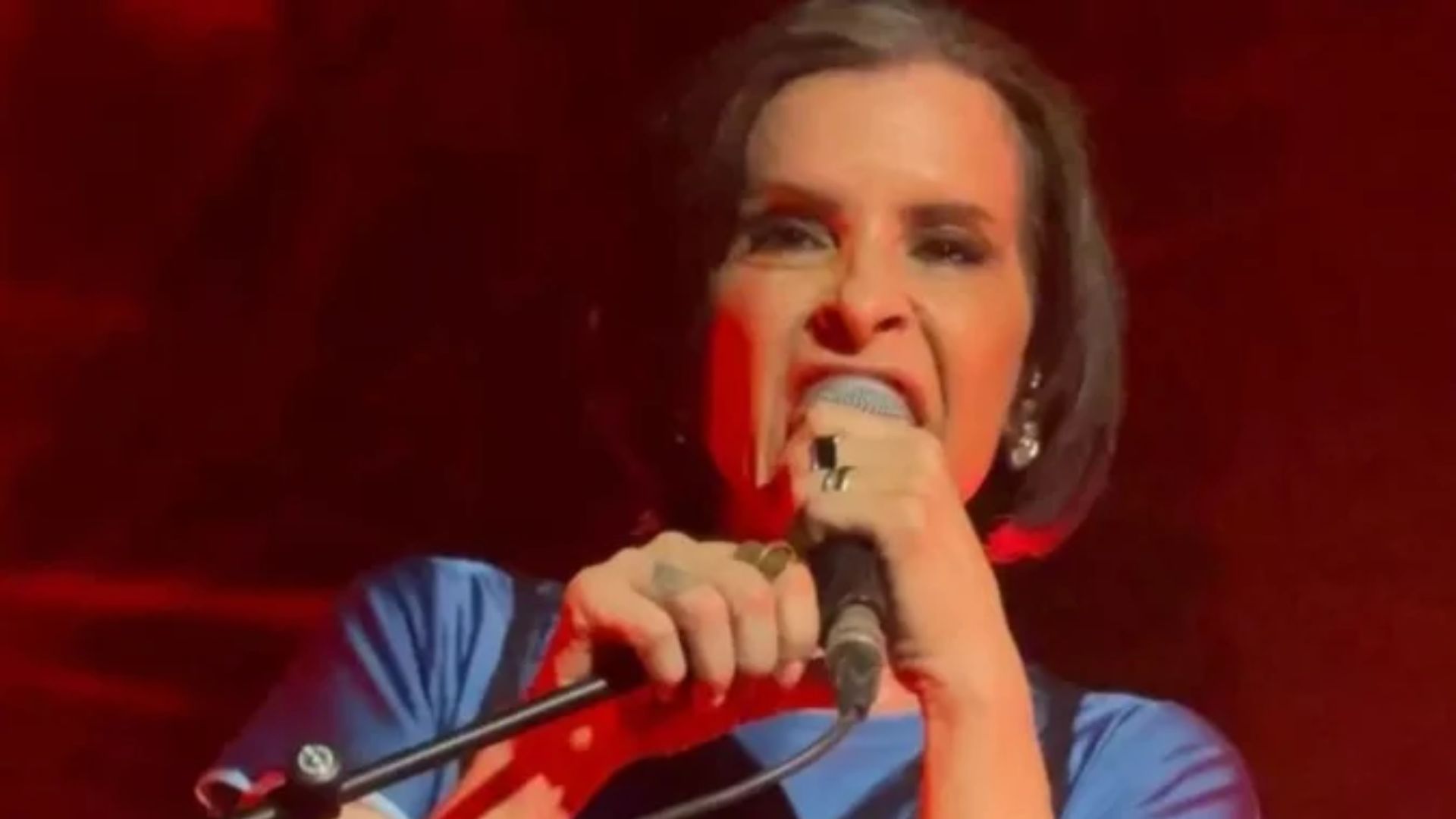 —------------------------------------------------------------------------------------------------------------------------ Cantora famosa reage após polêmica sobre maconha e dispara: "Fumo há 50 anos e não sou viciada" 