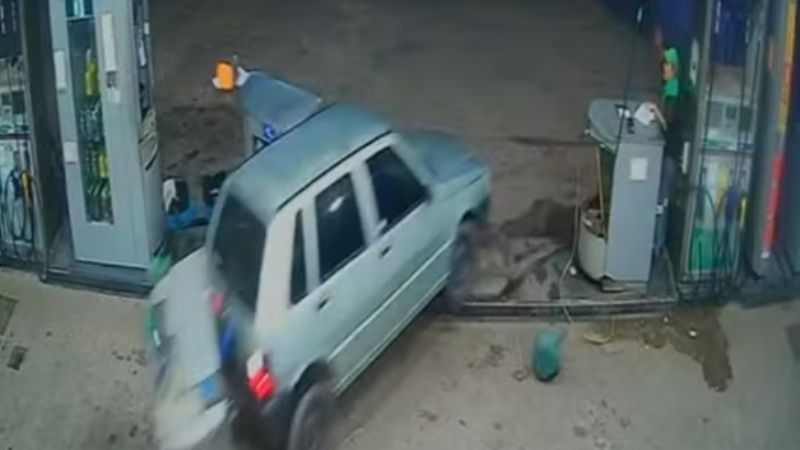 Motorista acelera carro por engano e atropela frentista em posto de gasolina na Bahia; veja vídeo