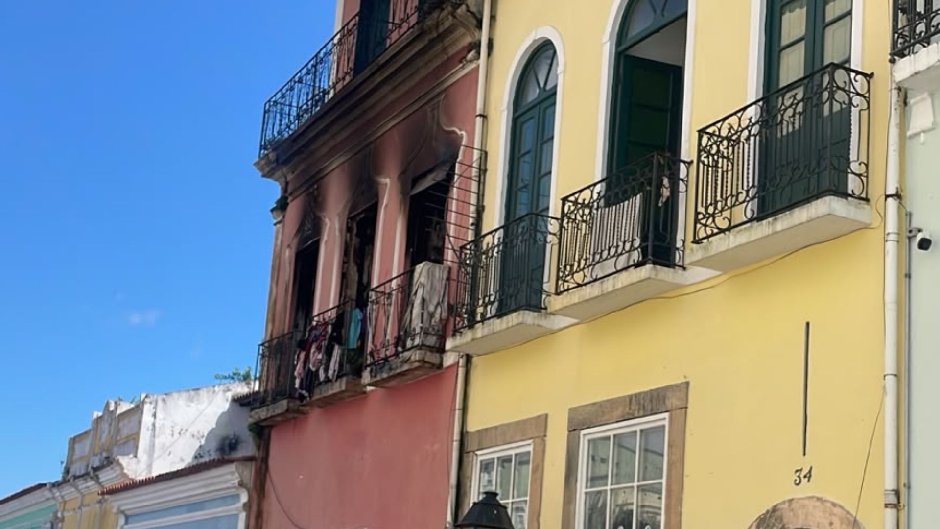 Princípio de incêndio atinge casarão antigo no Centro Histórico de Salvador; assista