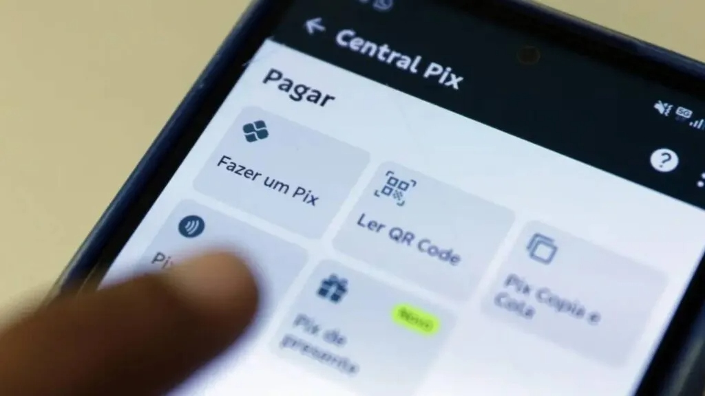 Imagem que mostra uma pessoa pagando via pix