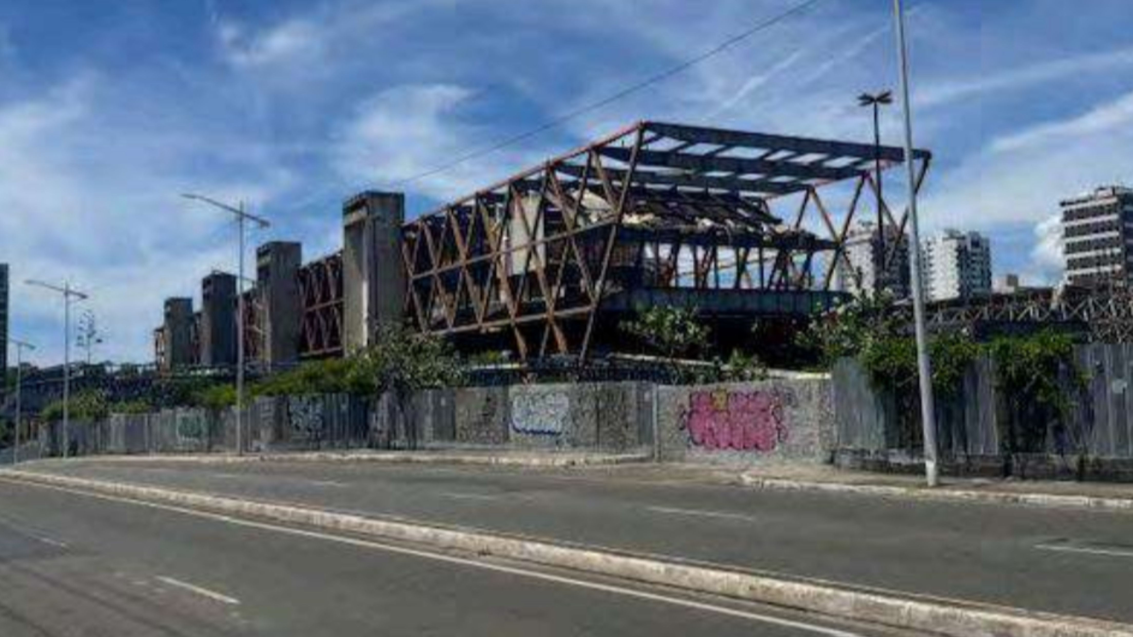 Terreno do antigo Centro de Convenções é cobiçado, mas carcaça metálica expõe descaso ao longo dos anos (Foto BNews)