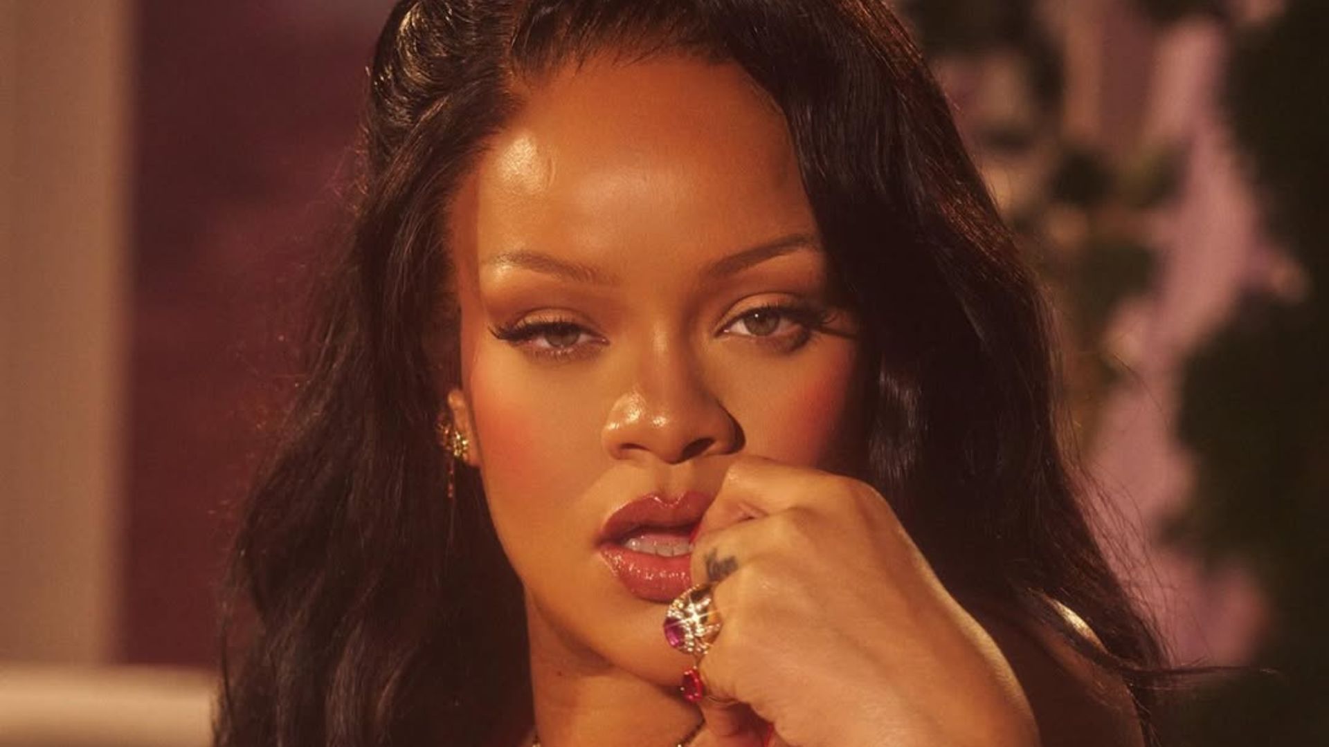 Rihanna faz rara aparição nos palcos e leva fãs ao delírio: "Estou enferrujada" 