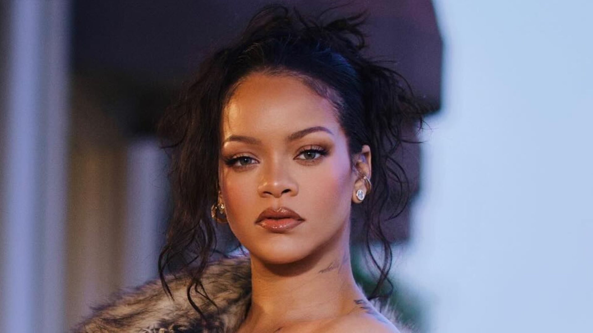 Rihanna faz rara aparição nos palcos e leva fãs ao delírio: "Estou enferrujada" 