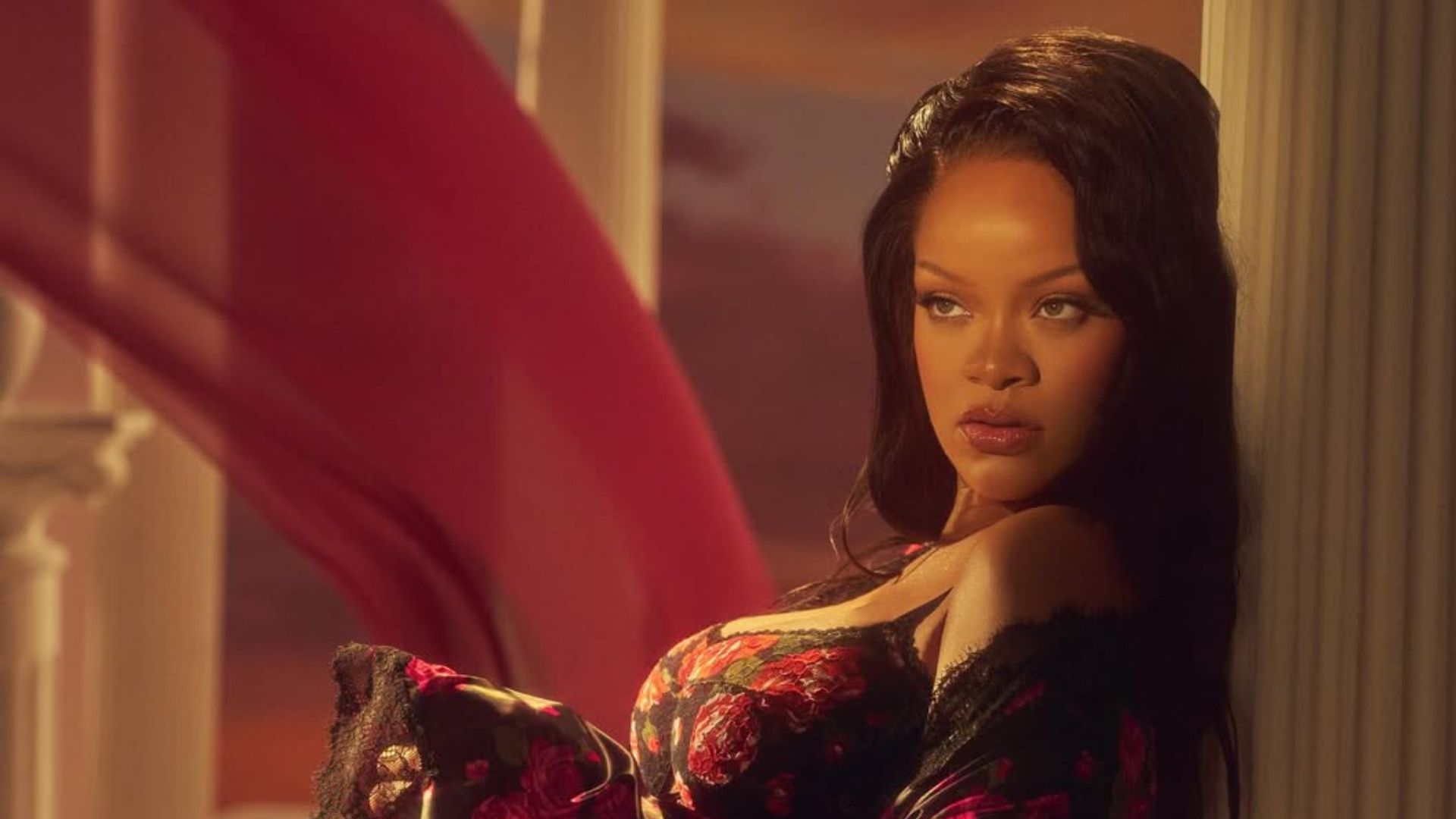 Rihanna faz rara aparição nos palcos e leva fãs ao delírio: "Estou enferrujada" 