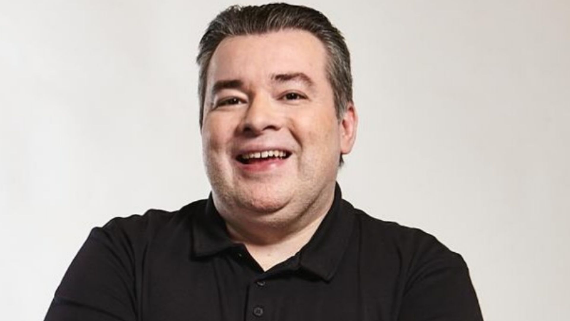 Rômulo Mendonça presenting in a broadcast setting.
