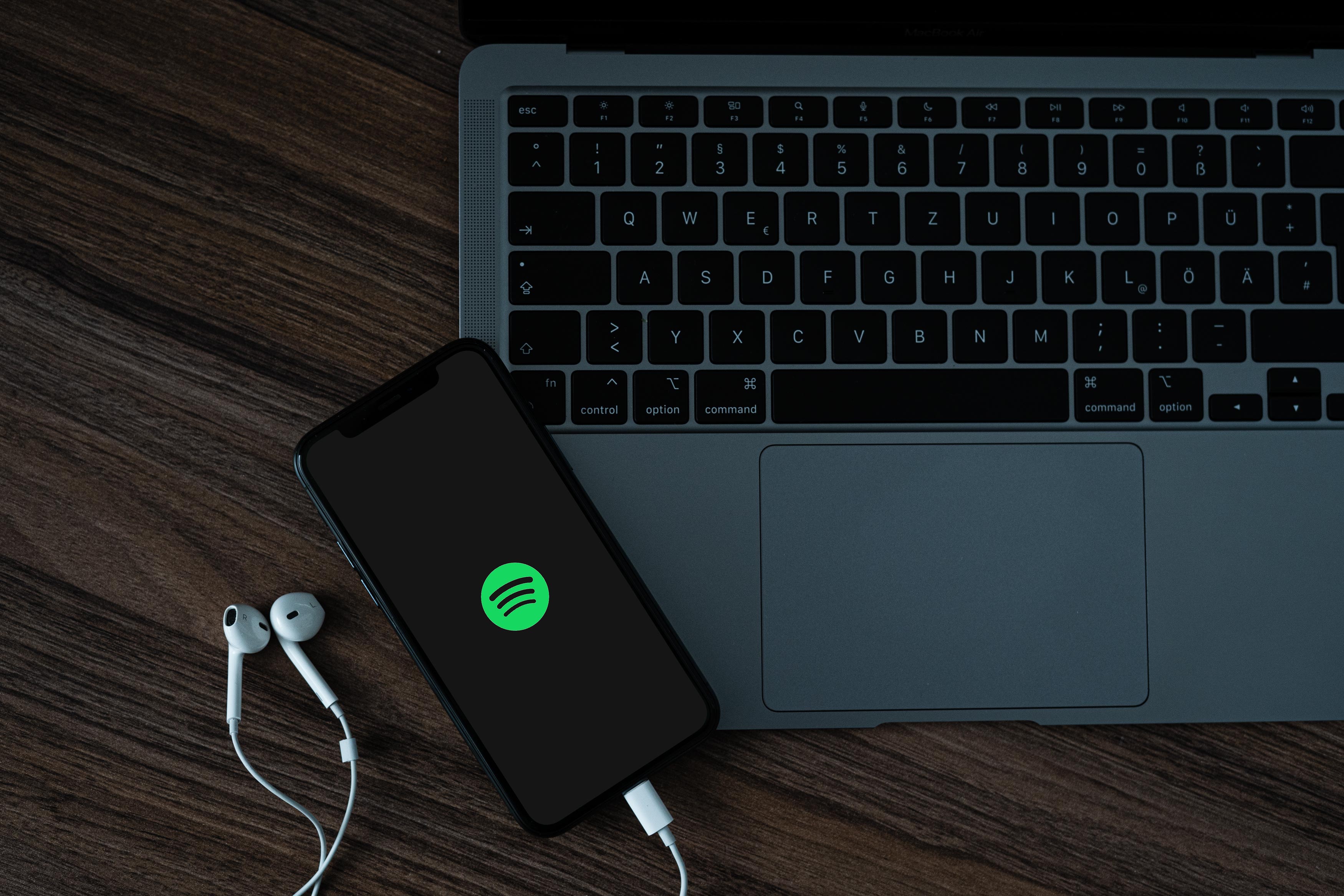 Spotify remove 500 mil reproduções de música que alcançou o topo do ranking por suspeita de manipulação; entenda