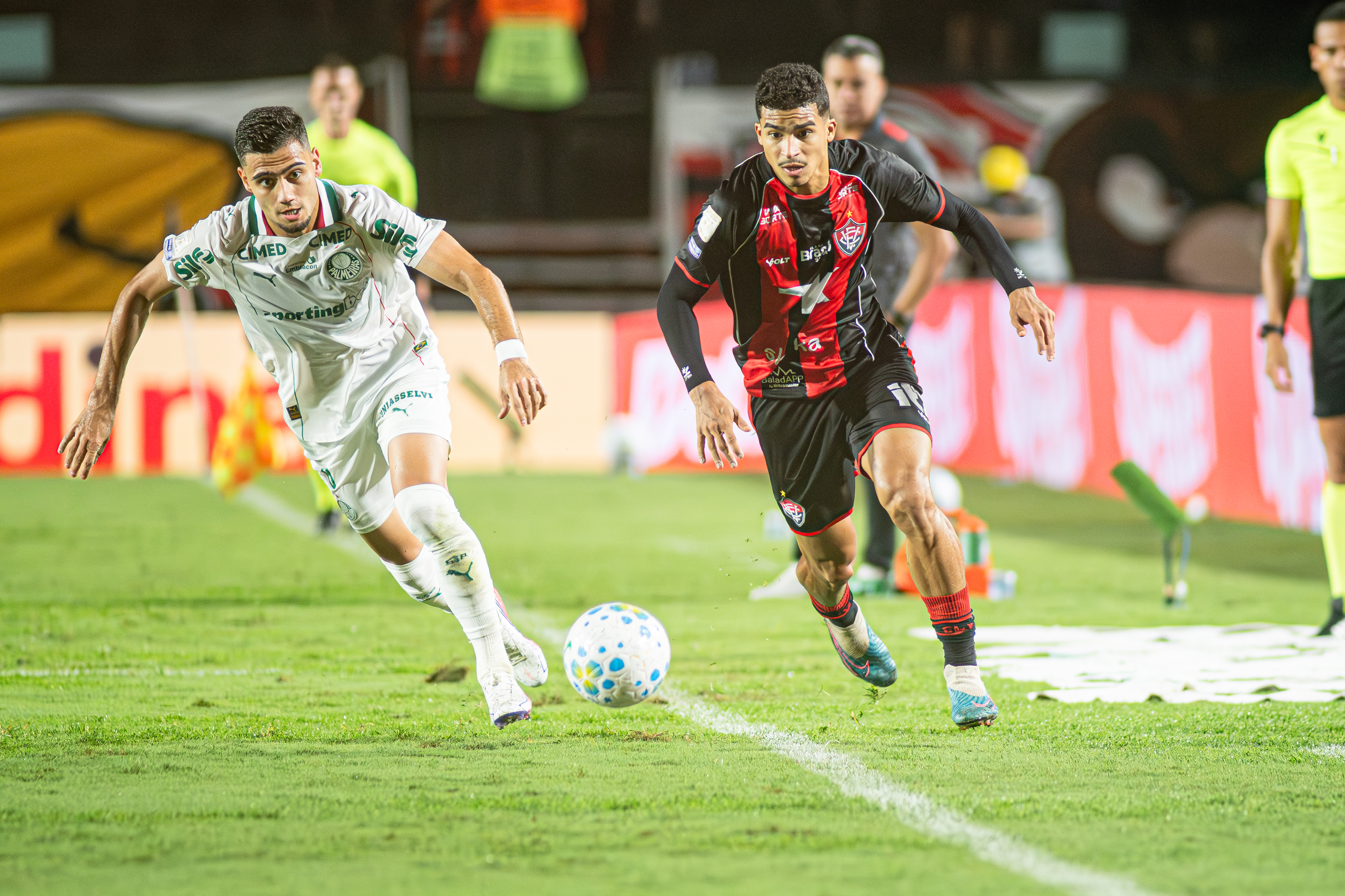 Vitória tem dois zagueiros expulsos no primeiro tempo e é goleado pelo Palmeiras no Barradão