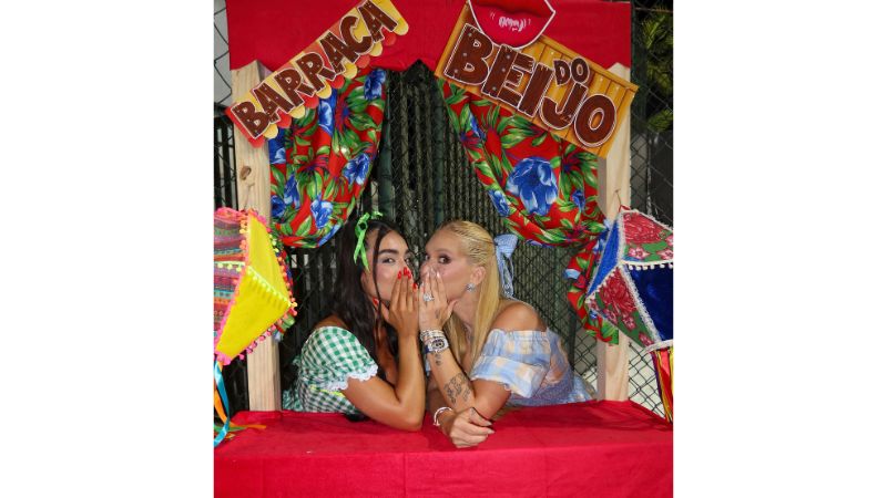 Virginia Fonseca e Vini Jr. celebram namoro com festa julina