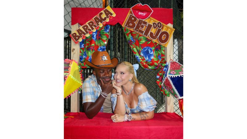 Virginia Fonseca e Vini Jr. celebram namoro com festa julina