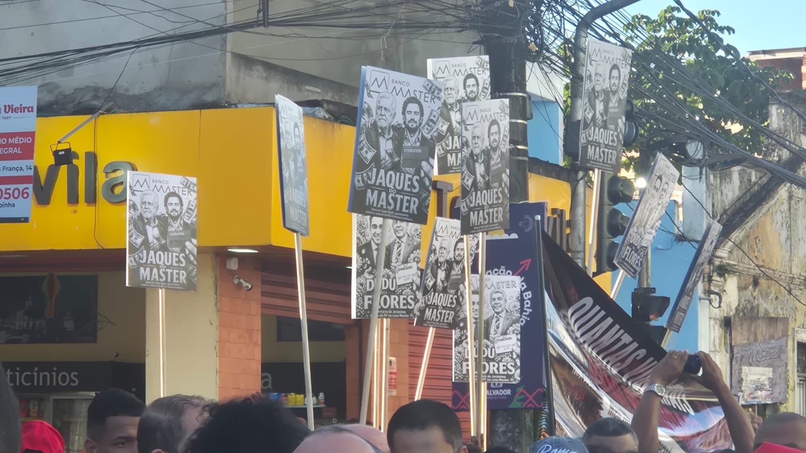 Cartazes de protesto contra o senador Jaques Wagner / Henrique Brinco - BNEWS