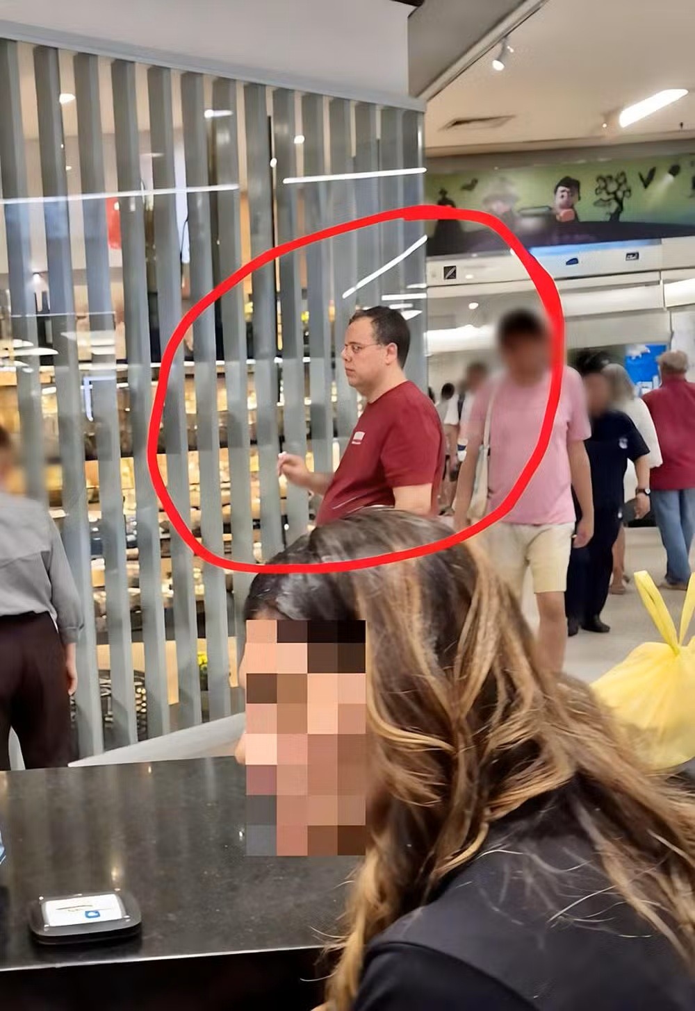 Condenado por massacre em cinema, atirador passa a frequentar shopping em Salvador e assusta clientes