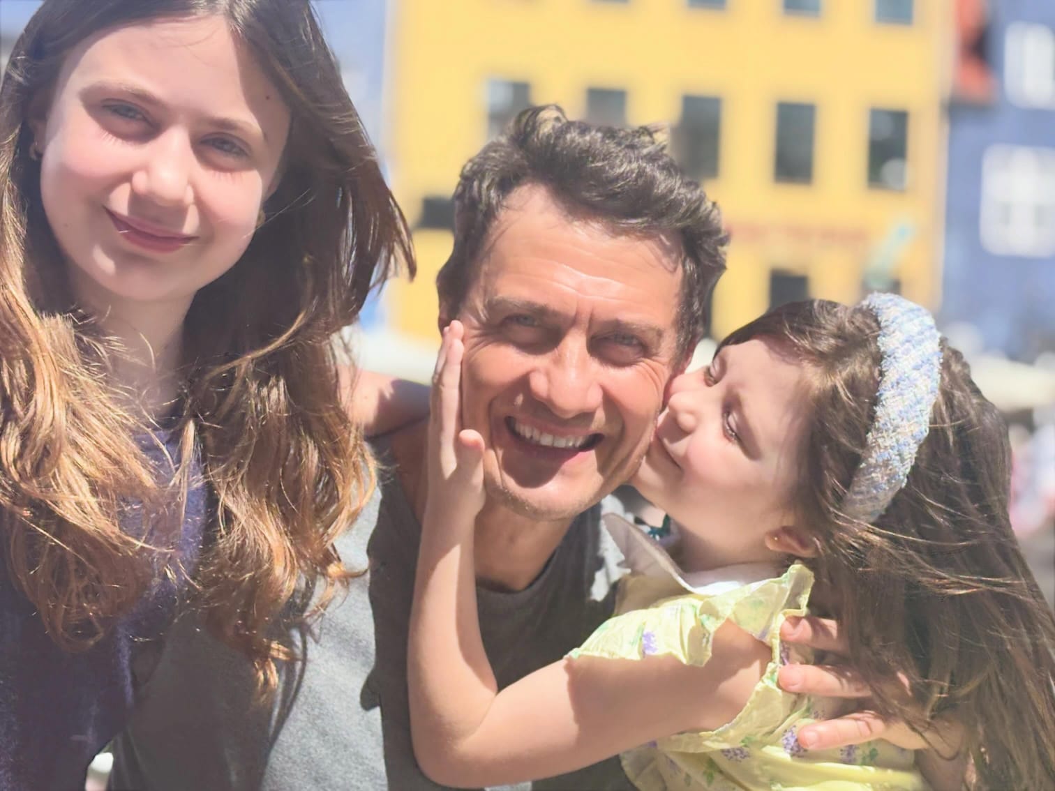 Longe da TV, galã de novelas surge em clique raro com as filhas em viagem na Dinamarca; confira
