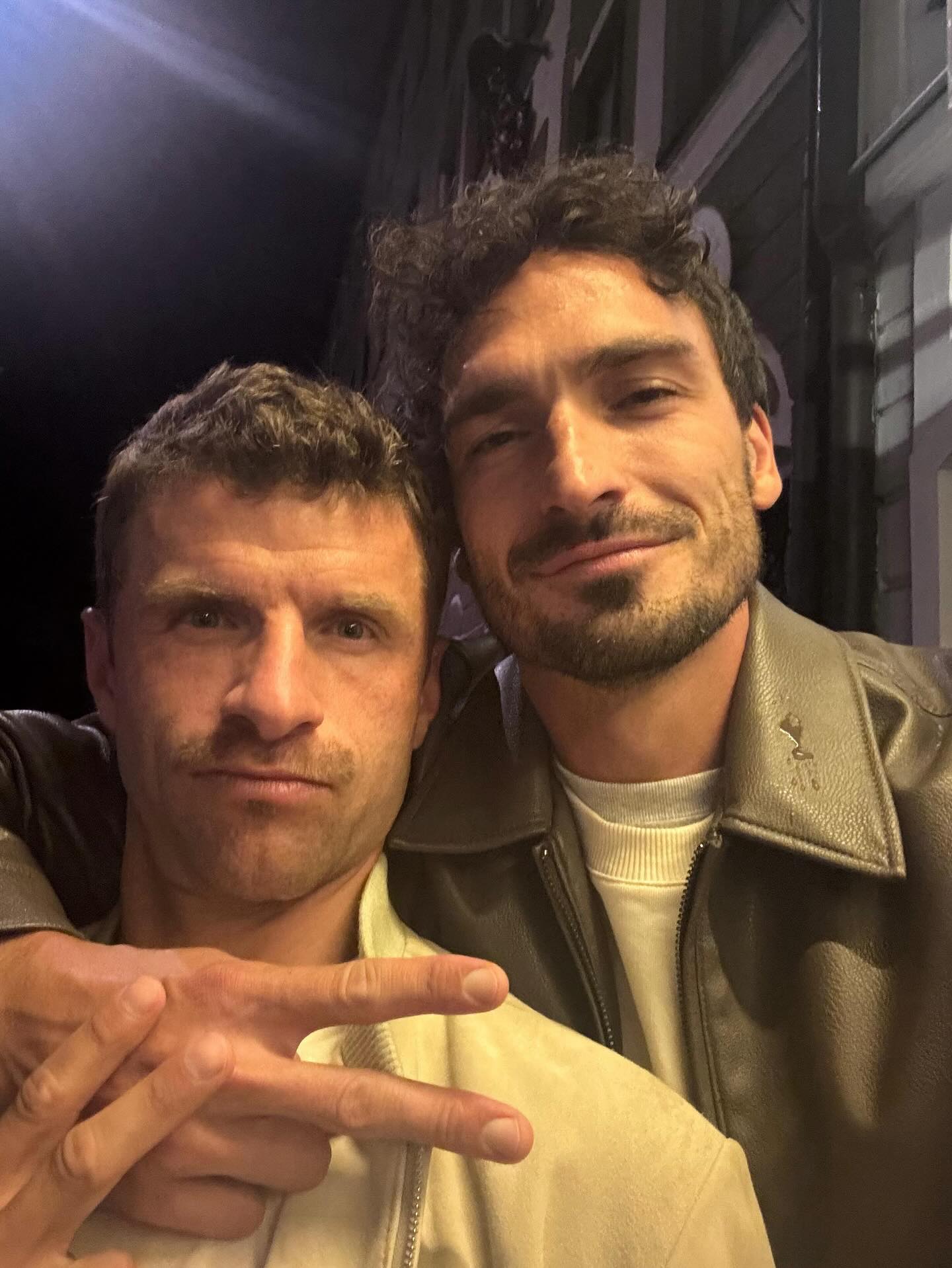 Reprodução/Instagram @aussenrist15 e @esmuellert