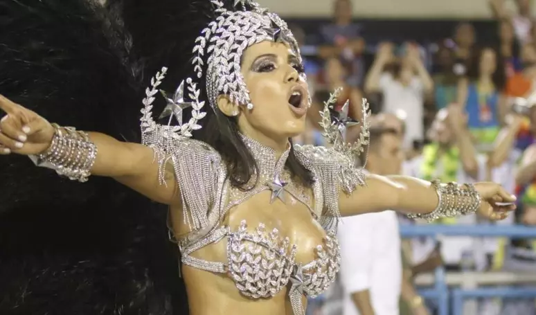Anitta em desfile pela Mocidade em 2013 (Agnews)