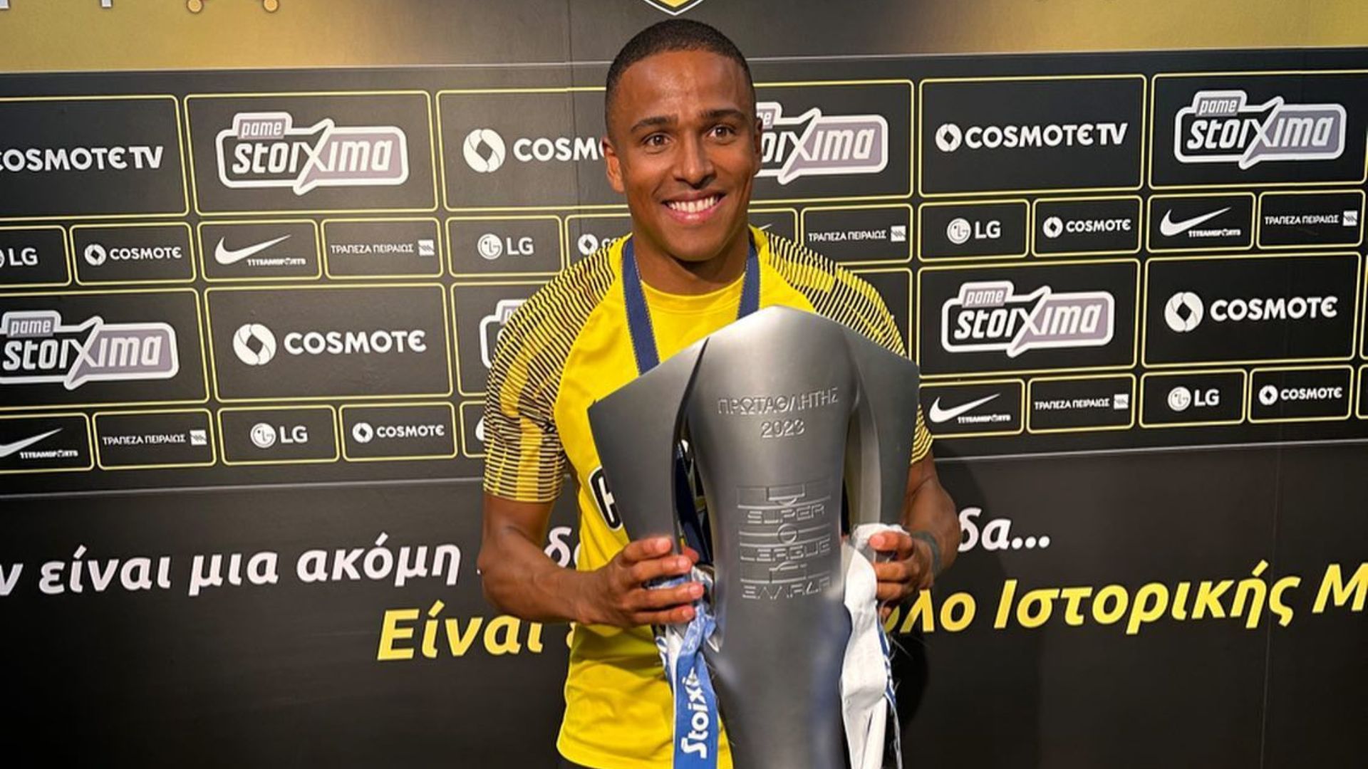 Niclas Eliasson Santana em atuação pelo AEK, da Grécia - Foto: Reprodução / Instagram / @niclaseliasson