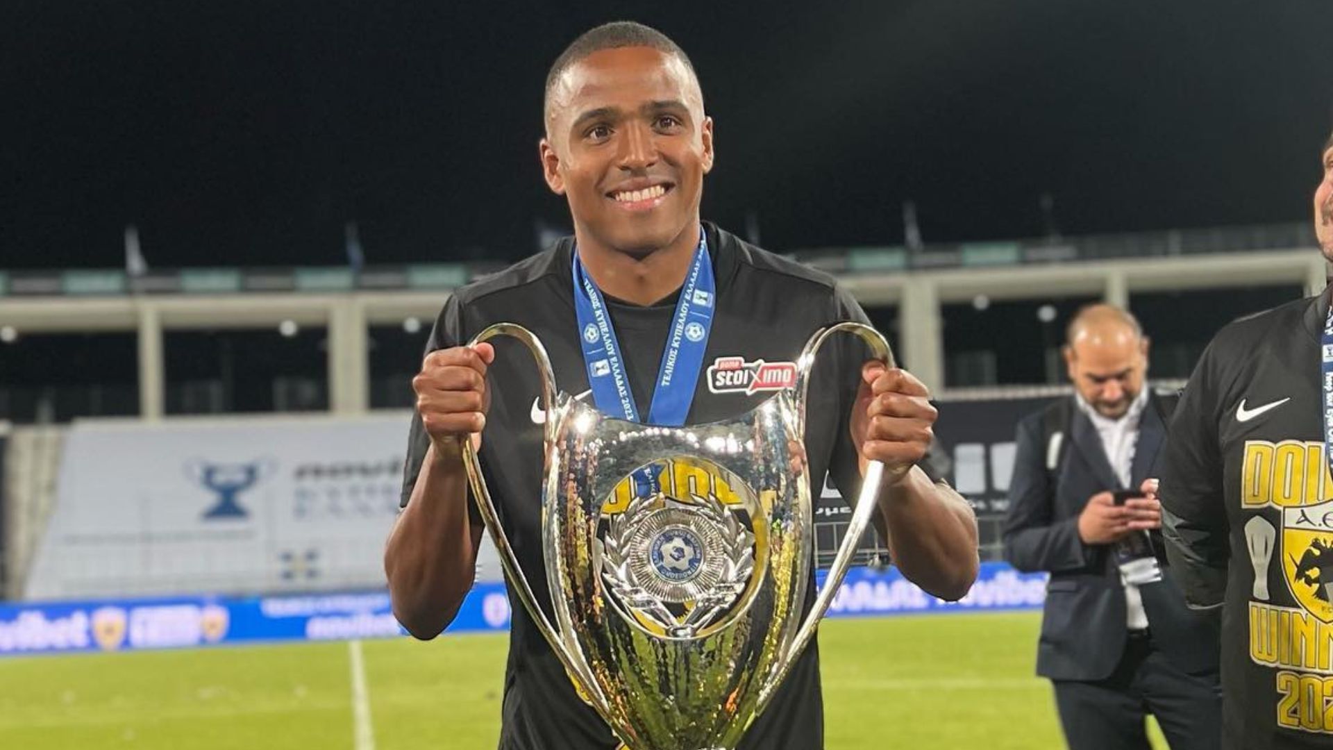 Niclas Eliasson Santana em atuação pelo AEK, da Grécia - Foto: Reprodução / Instagram / @niclaseliasson