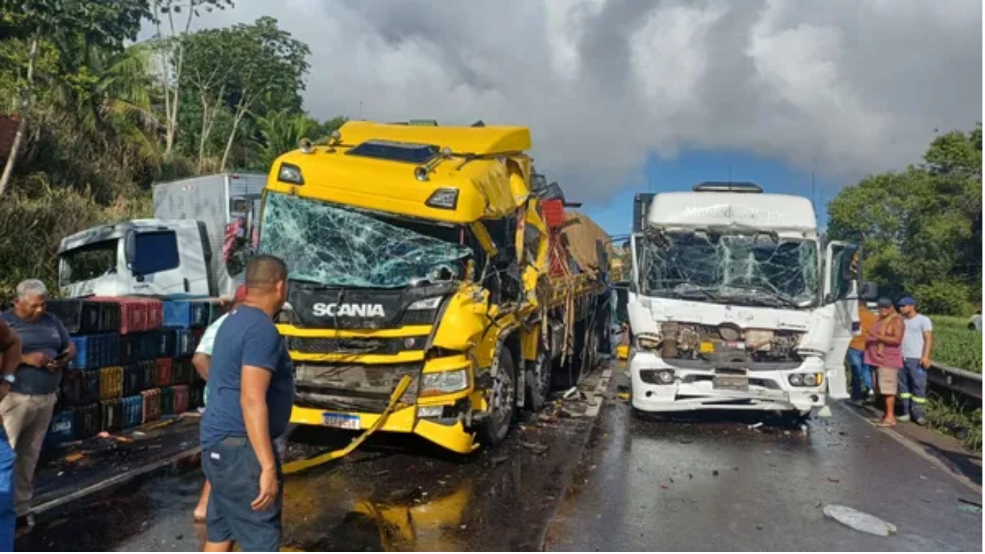  VÍDEO: Acidente entre três caminhões interdita trecho da BR-324 em Simões Filho - Reprodução: PRF